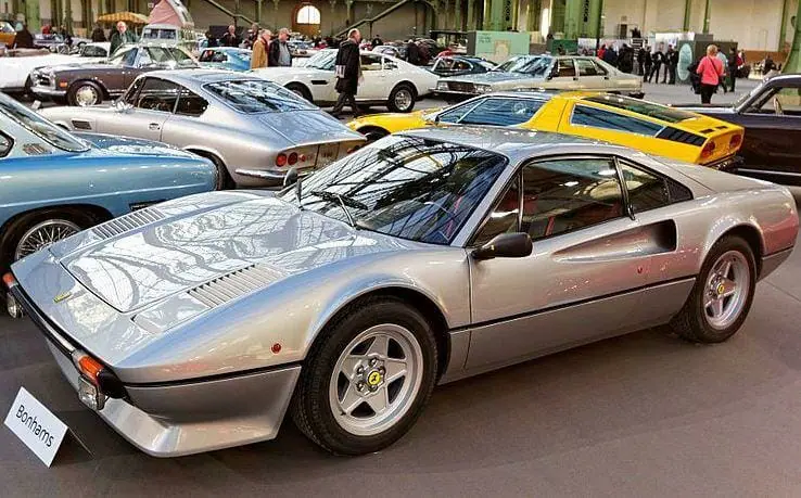 Neįprasti automobiliai reikalauja neįprastų sprendimų – kaip veikė Ferrari 308 GTB Vetroresina numerio apšvietimas? (Video)