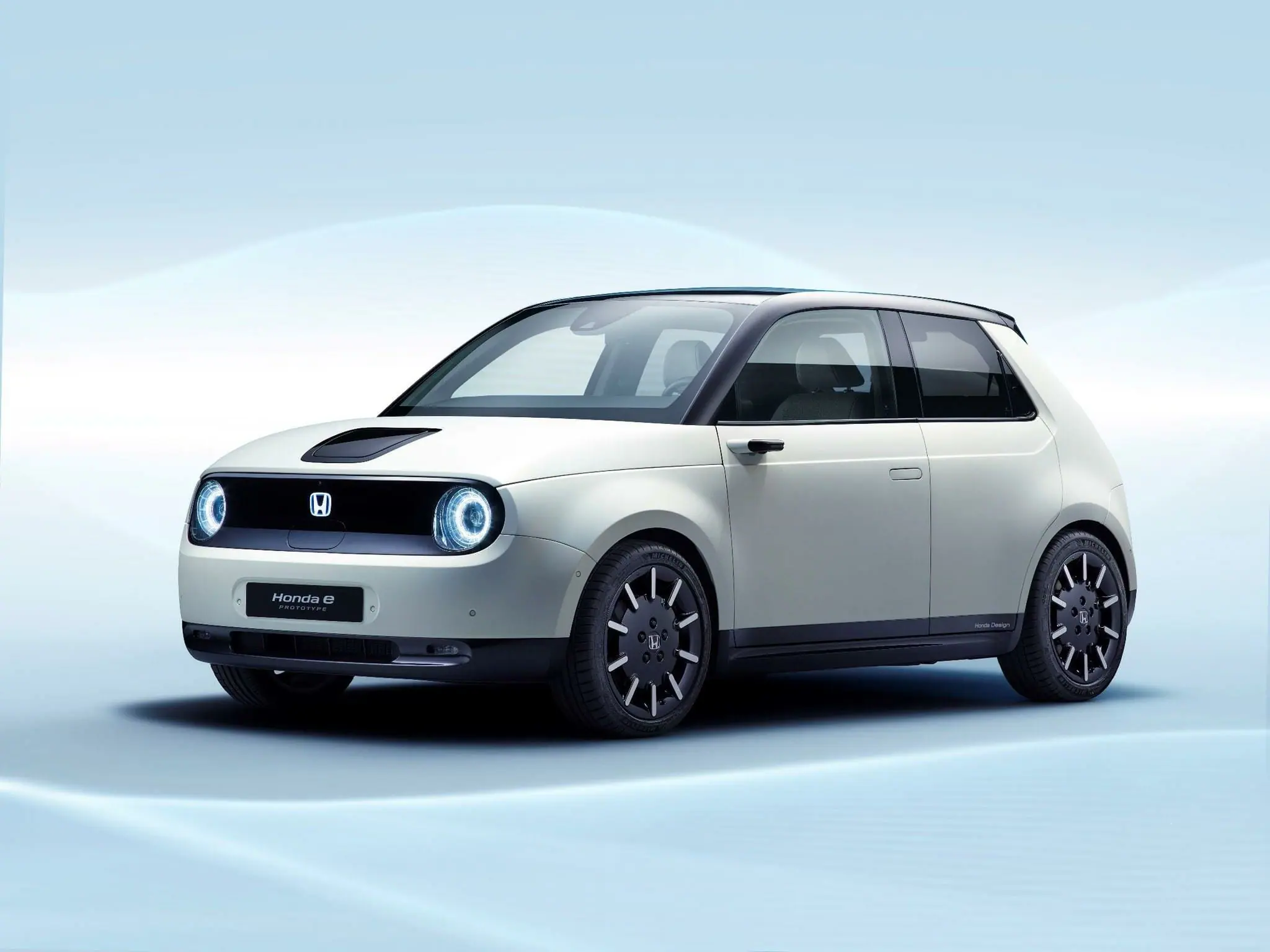 Naujasis Honda E Prototype yra nepaprastai mielas, bet salone turi vieną didžiausių automobilių dizaino nuodėmių