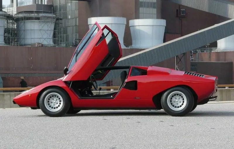 Pirmoji Lamborghini Countach versija turėjo periskopą, bet ir jis negalėjo padėti vairuotojui
