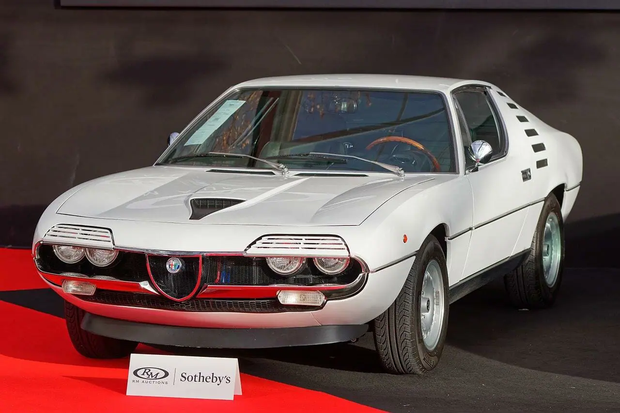 Alfa Romeo Montreal nešiojo keisčiausius, gražiausius ir nereikalingiausius priekinių žibintų dangtelius (Video)