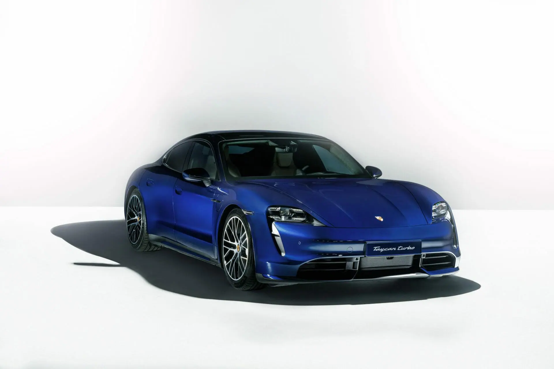 7 svarbiausi faktai apie naująjį Porsche Taycan – pusantrų metų kurtas vardas, 800 voltų sistema ir įspūdingas greitis (Video)
