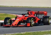 Kaip Formulės 1 bolidų kameros nusivalo lietaus lašus ir purvą?