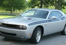 Po Dodge Challenger kapotu slepiasi ne tik variklis, bet ir pora puodelių laikiklių