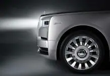 Kaip veikia nesisukantys logotipai ant Rolls-Royce automobilių ratlankių?