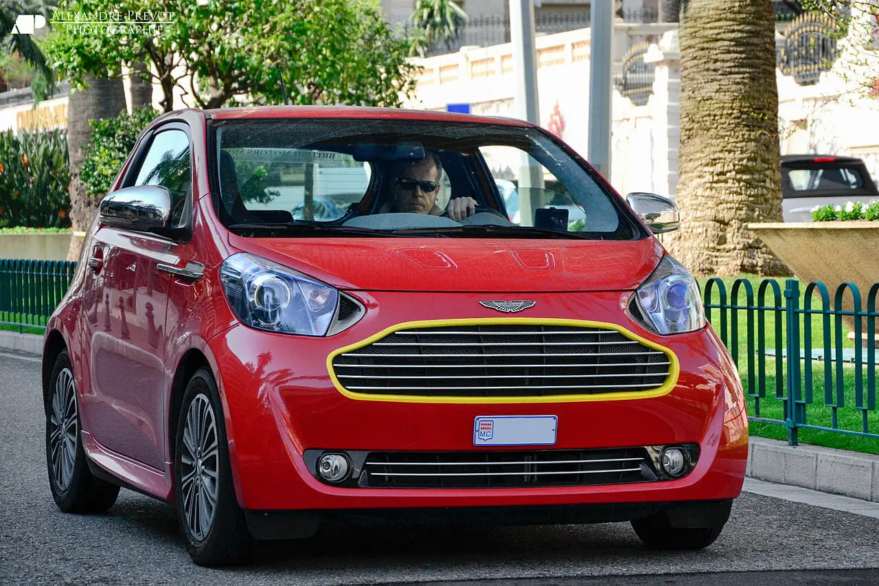 kad Aston Martin gamoje buvo persirengęs Toyota iQ?
