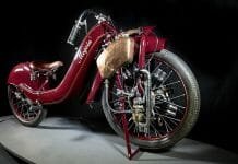 Priekiniu ratu varomas Megola motociklas negalėjo sustoti