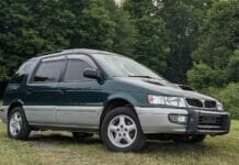 Laikai, kai Mitsubishi kišo Lancer Evolution variklį į minivenus