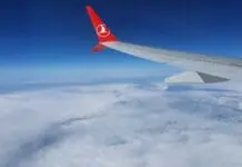 Kodėl skrendant per debesis lėktuvą dažnai šiek tiek krato?
