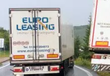 Kodėl ant sunkvežimių ir autobusų yra greičio apribojimo lipdukai?