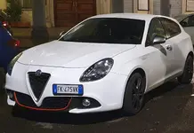 Kodėl Alfa Romeo atsisako tradicinio numerių montavimo kairėje?