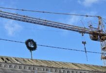 Kodėl statybų pabaigoje virš pastato keliamas vainikas?