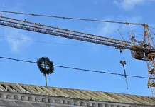 Kodėl statybų pabaigoje virš pastato keliamas vainikas?