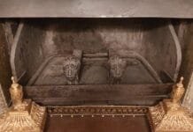 Kas yra tie du atviruose židiniuose kartais matomi geležiniai daiktai?