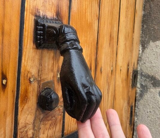 Durų belstukų populiarumą užbaigė ne skambučių paplitimas