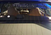 Iš kokios medžiagos pagamintos tos linijos ant galinio automobilio stiklo?