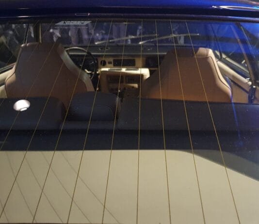 Iš kokios medžiagos pagamintos tos linijos ant galinio automobilio stiklo?