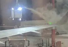 Kokiu skysčiu nuo lėktuvų valomas ledas?