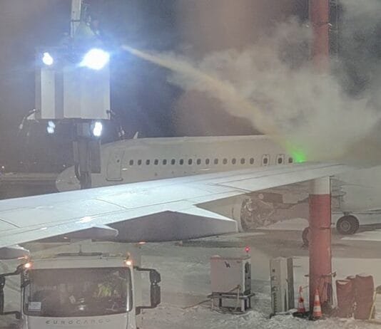 Kokiu skysčiu nuo lėktuvų valomas ledas?