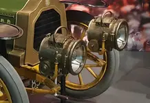 Ankstyvieji automobilių žibintai buvo pildomi vandeniu