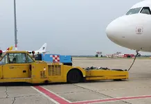 Kokią galią išvysto sunkiausius lėktuvus stumdančios mašinos?