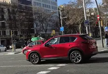 Kodėl raudoni Mazda automobiliai taip gražiai spindi?