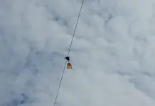 Kam skirtos ant laidų kartais kabančios mažos plastikinės plokštelės?