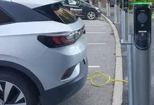 Ar pilnai įkrautas elektromobilis yra galingesnis ir greitesnis?