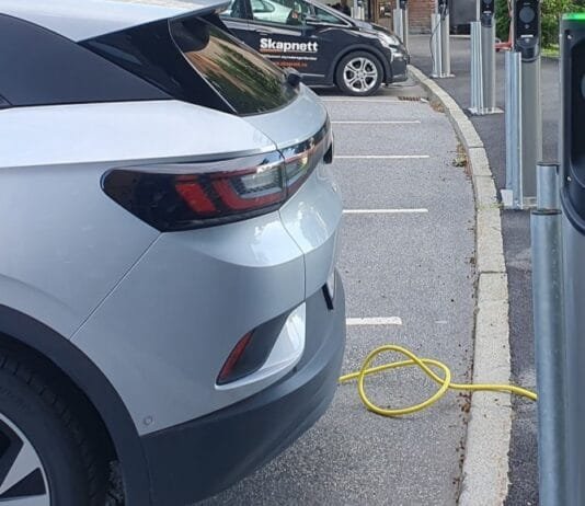 Ar pilnai įkrautas elektromobilis yra galingesnis ir greitesnis?