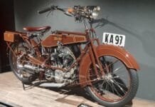 Kas nutiktų, jei į motociklininką trenktų žaibas?