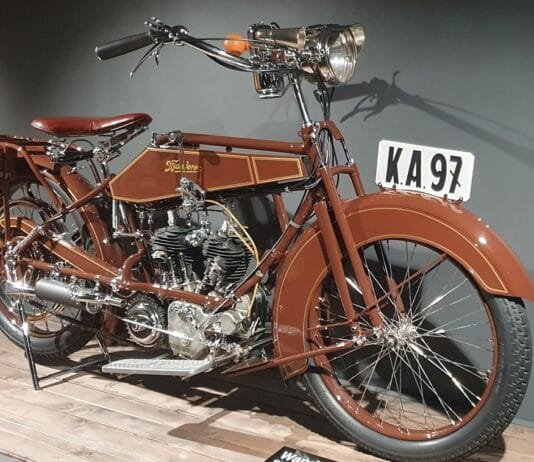 Kas nutiktų, jei į motociklininką trenktų žaibas?