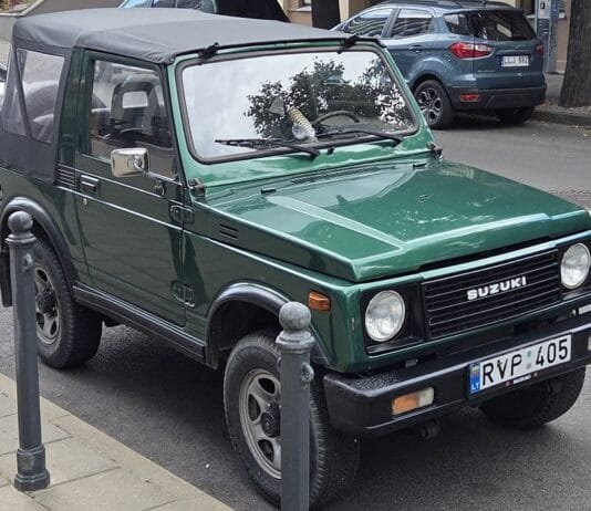 Suzuki Jimny Japonijoje yra kitoks – kur yra atsarginis ratas?