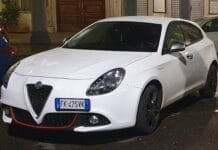Kodėl galinės automobilio rankenėlės kartais yra prie lango?